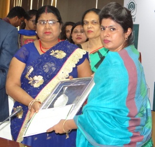 Sushma Receiving Award from Hon'ble Minister Smt.Swati Singh